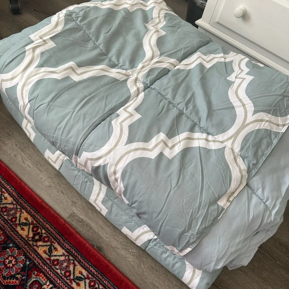 2 Light blue Geometric Comforter - Brand Unspecified - Picture 2 of 8